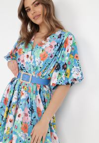 Born2be - Niebieska Sukienka z Paskiem Appialla. Typ kołnierza: dekolt kopertowy. Kolor: niebieski. Wzór: nadruk, aplikacja, kolorowy, kwiaty. Sezon: lato. Typ sukienki: kopertowe. Styl: wizytowy, elegancki. Długość: mini #5