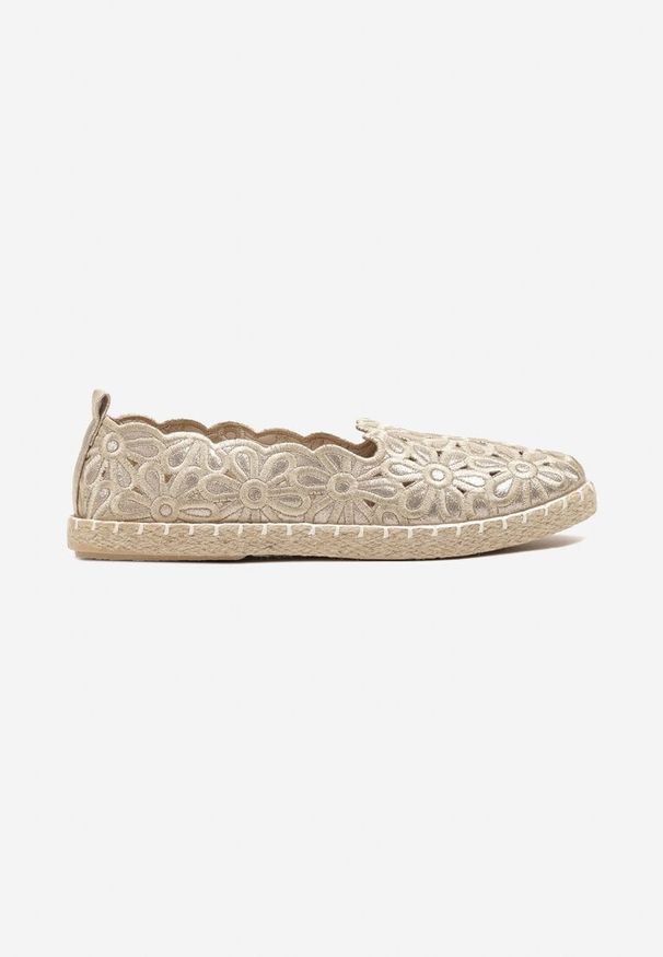 Renee - Złote Plecione Espadryle Vices z Kwiatowym Motywem z Ażurowymi Wycięciami Honavia. Okazja: na spacer, na co dzień. Kolor: złoty. Materiał: jeans. Wzór: kwiaty, ażurowy. Styl: casual