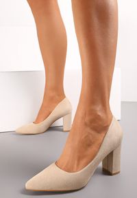 Born2be - Beżowe Klasyczne Czółenka na Słupku z Imitacji Zamszu Lekina. Nosek buta: szpiczasty. Kolor: beżowy. Materiał: zamsz. Obcas: na słupku. Styl: klasyczny #5