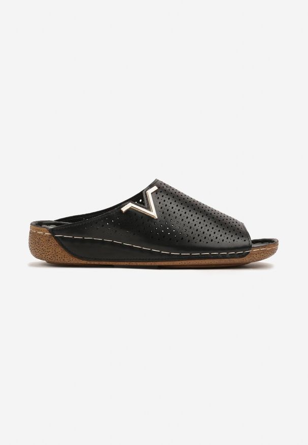 Born2be - Czarne Klapki Vices z Perforowaną Cholewką Sarianae. Okazja: na co dzień. Kolor: czarny. Styl: casual, elegancki