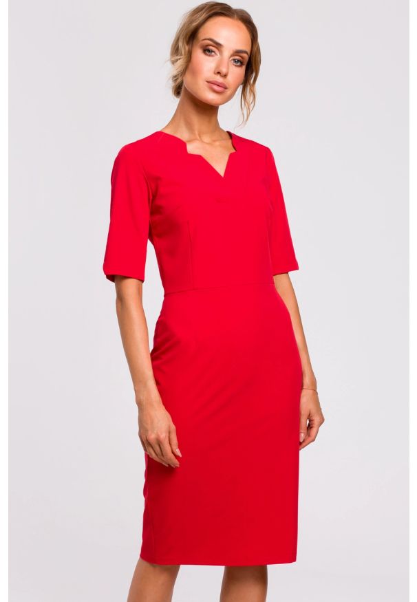 Sukienki.shop - Sukienka ołówkowa dopasowana z podwyższoną talią czerwona. Okazja: na spotkanie biznesowe. Kolor: czerwony. Materiał: wiskoza, tkanina. Typ sukienki: ołówkowe. Styl: elegancki, biznesowy, wizytowy. Długość: midi