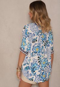 Renee - Niebieska Wiskozowa Koszula w Kwiaty Milandena. Okazja: na co dzień. Kolor: niebieski. Materiał: wiskoza. Długość rękawa: krótki rękaw. Długość: krótkie. Wzór: kwiaty. Sezon: lato. Styl: elegancki, casual