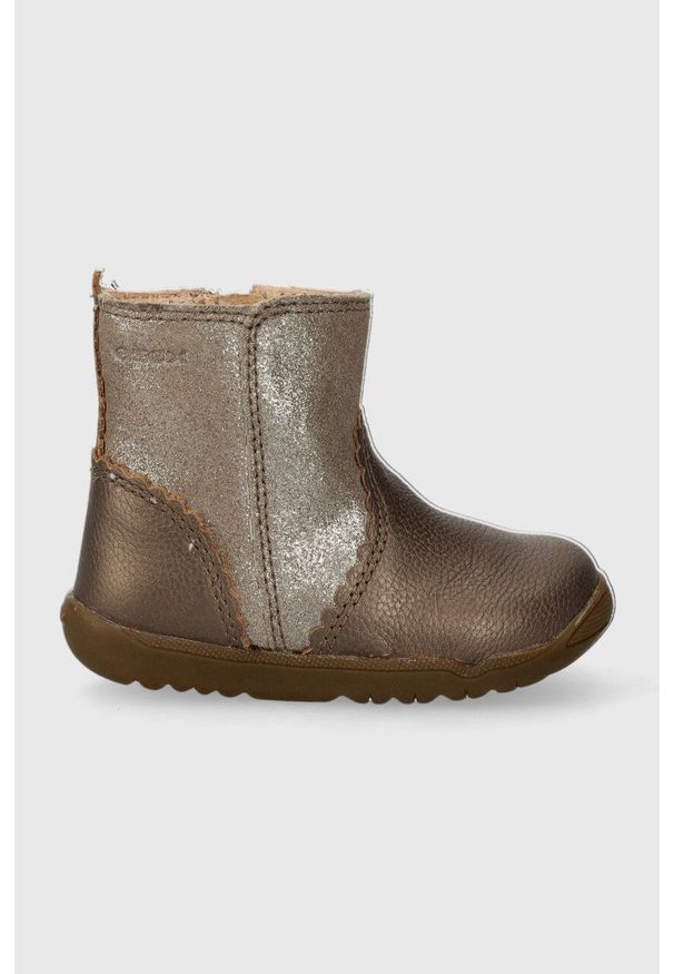 Geox botki skórzane dziecięce kolor brązowy. Nosek buta: okrągły. Zapięcie: rzepy. Kolor: brązowy. Materiał: skóra