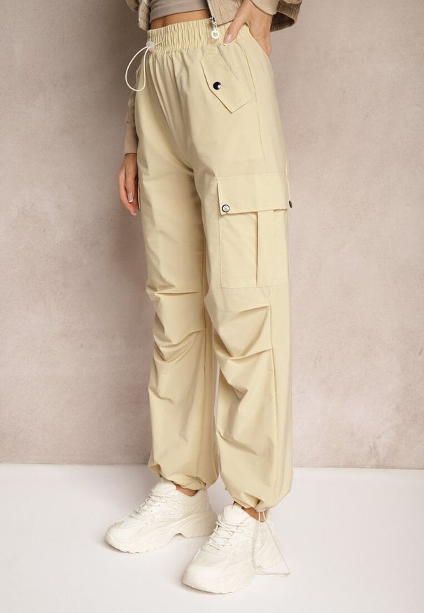Renee - Beżowe Spodnie Cargo High Waist z Ozdobnymi Kieszeniami Leriora. Okazja: na co dzień. Stan: podwyższony. Kolor: beżowy. Styl: elegancki, casual