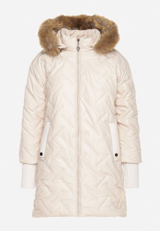 Born2be - Jasnobeżowa Pikowana Kurtka z Odpinanym Kapturem i Futerkiem Ozdobiona Ściągaczami Ellonaria. Okazja: na spacer, na co dzień. Kolor: beżowy. Materiał: futro. Wzór: aplikacja. Sezon: zima. Styl: elegancki, casual