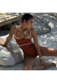 Intica - Jednoczęściowy strój kąpielowy na cienkich ramiączkach plażowy Elmina. Kolor: brązowy. Materiał: materiał #1