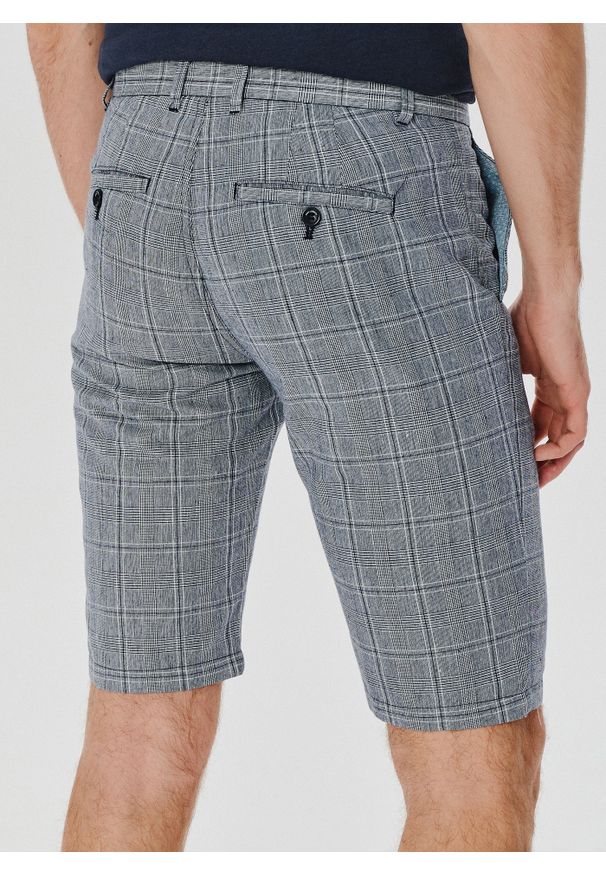 Pako Lorente - PAKO LORENTE – Męskie szorty w kratkę z lnem. Okazja: na co dzień. Materiał: len. Długość: krótkie. Wzór: kratka. Sezon: lato. Styl: casual
