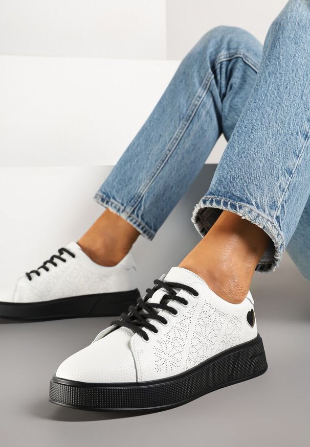 Born2be - Biało-Czarne Sneakersy ze Skórzaną Wkładką Sercem i Cyrkoniami Giraval. Okazja: na co dzień. Kolor: biały. Materiał: skóra. Wzór: aplikacja