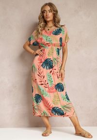 Renee - Różowa Sukienka z Wiskozy w Kwiaty i Gumką w Pasie Timnita. Kolor: różowy. Materiał: wiskoza. Wzór: kwiaty. Długość: maxi