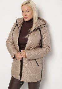 Born2be - Beżowa Pikowana Kurtka Ozdobiona Pikowaniem z Odpinanym Kapturem Falerosa. Okazja: na co dzień, na spacer. Kolekcja: plus size. Kolor: beżowy. Materiał: jeans. Wzór: aplikacja. Styl: casual #5