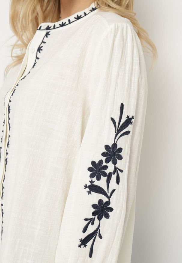 Born2be - Beżowa Bawełniana Koszula Bez Kołnierzyka Zdobiona Haftem Gonavia. Okazja: na co dzień. Typ kołnierza: bez kołnierzyka. Kolor: beżowy. Materiał: bawełna. Długość rękawa: długi rękaw. Długość: długie. Wzór: aplikacja, haft. Styl: klasyczny, casual, elegancki