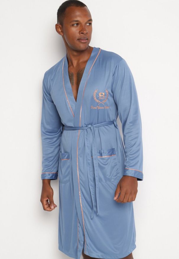 Born2be - Niebieski Szlafrok z Bawełną Zdobiony Elegancką Lamówką i Aplikacją z Wiązanym Paskiem Attelora. Kolor: niebieski. Materiał: bawełna. Wzór: aplikacja