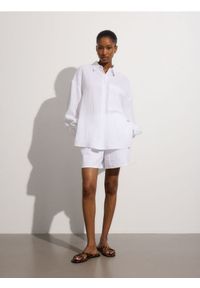 Reserved - Koszula oversize z wiskozą - biały. Kolor: biały. Materiał: wiskoza #1