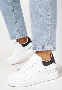 Born2be - Biało-Czarne Sneakersy Ohei. Nosek buta: okrągły. Kolor: biały. Materiał: materiał. Szerokość cholewki: normalna. Wzór: kolorowy, aplikacja