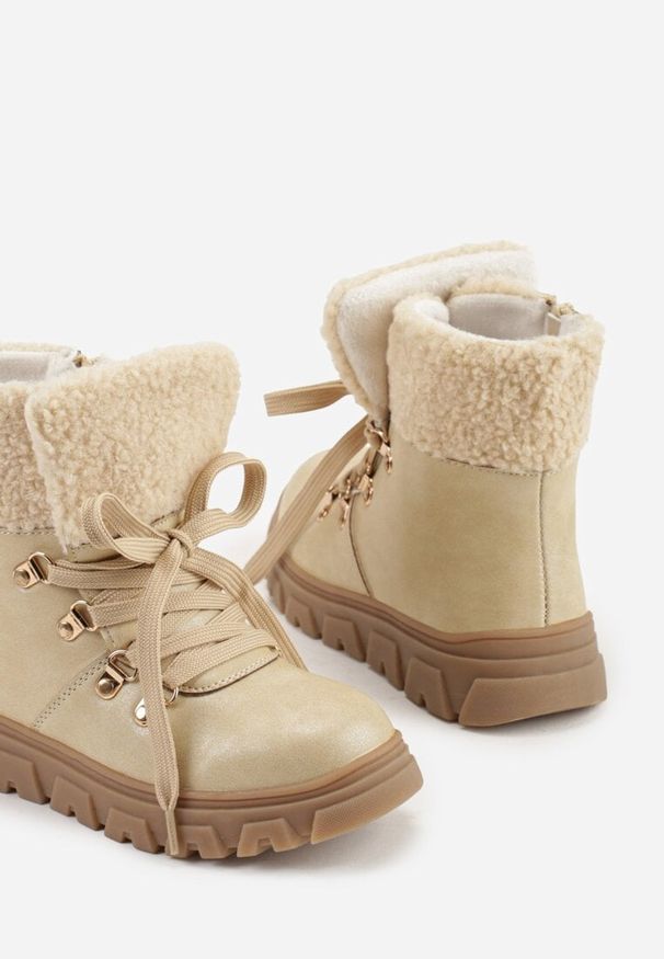 Born2be - Ciemnobeżowe Sznurowane Botki Vices z Kożuszkiem i Tłoczoną Podeszwą Nelianea. Okazja: na uczelnię. Kolor: beżowy. Materiał: jeans. Wzór: kolorowy. Sezon: zima, jesień. Styl: klasyczny