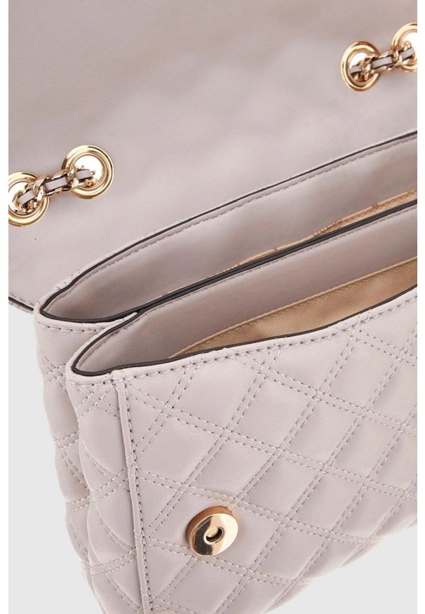 Guess - GUESS Beżowa kopertówka damska Giully. Kolor: beżowy. Materiał: skórzane