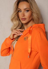 Renee - Pomarańczowa Bluza z Kapturem na Suwak z Metalową Aplikacją Jevase. Okazja: na co dzień. Typ kołnierza: kaptur. Kolor: pomarańczowy. Materiał: jeans. Długość rękawa: długi rękaw. Długość: długie. Wzór: aplikacja. Styl: casual #5