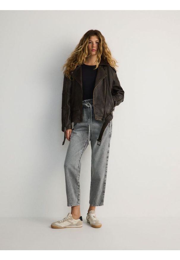 Reserved - Jeansy paperbag z wiązanym paskiem - jasnoszary. Stan: podwyższony. Kolor: szary