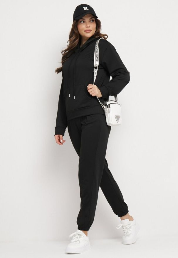 Born2be - Czarny Komplet Dresowy Bluza Kangurka z Kapturem i Spodnie Joggery Triasa. Kolor: czarny. Materiał: dresówka