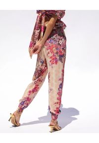 HEMANT & NANDITA - Spodnie w kwiaty Leah. Stan: podwyższony. Kolor: beżowy. Materiał: wiskoza. Wzór: kwiaty #4