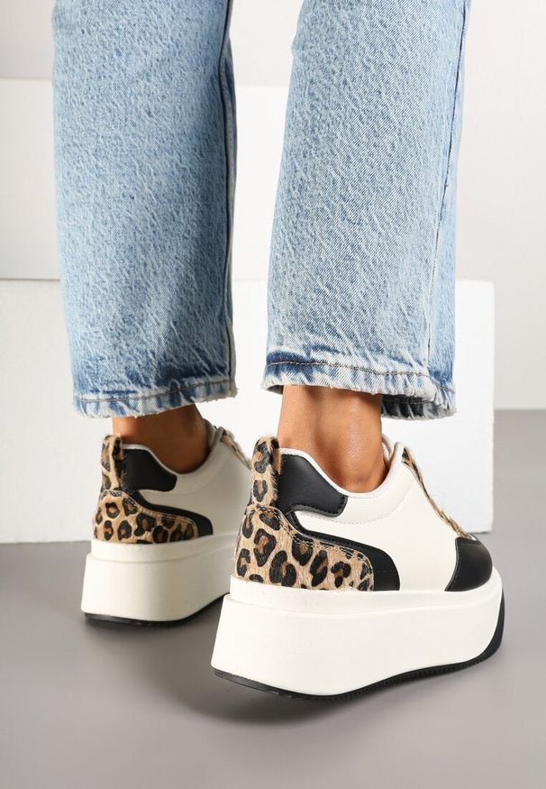 Renee - Biało-Czarne Sneakersy na Platformie z Motywem Panterki Fonavia. Okazja: na co dzień. Kolor: biały. Materiał: jeans. Wzór: motyw zwierzęcy. Obcas: na platformie