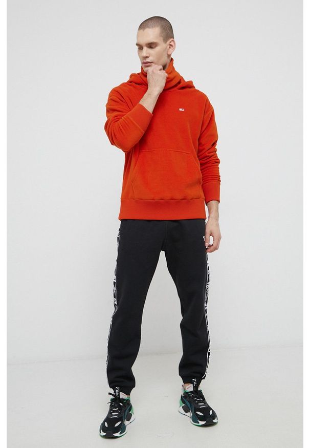 Tommy Jeans Bluza męska kolor pomarańczowy z kapturem gładka. Typ kołnierza: kaptur. Kolor: pomarańczowy. Materiał: poliester. Wzór: gładki
