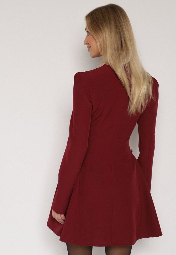 Born2be - Bordowa Rozkloszowana Sukienka Ozdobiona Metaliczną Aplikacją Eleslie. Okazja: na randkę, na imprezę. Kolor: czerwony. Wzór: aplikacja. Styl: elegancki