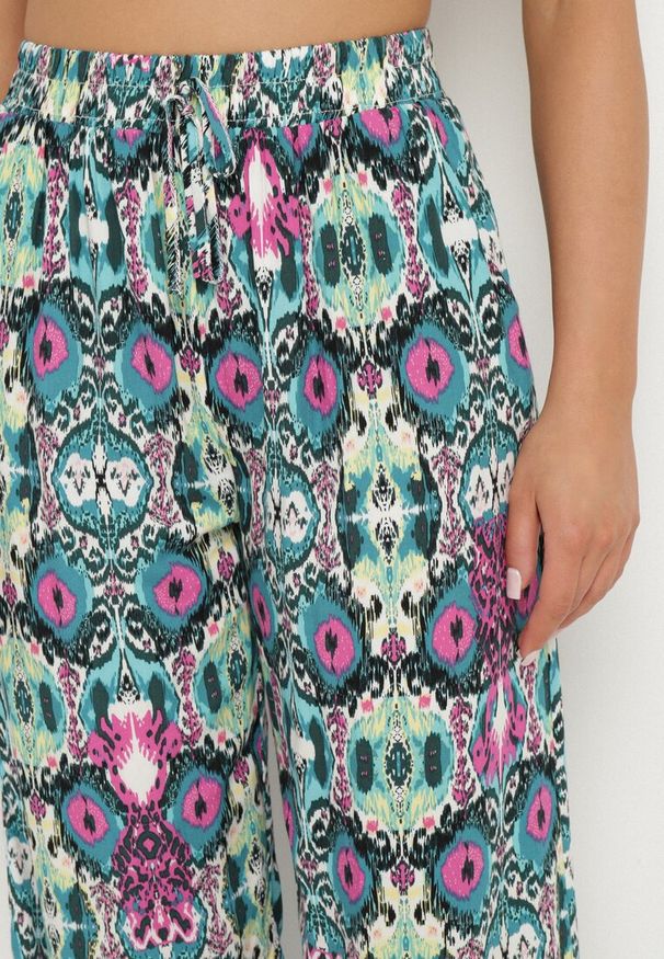 Born2be - Zielono-Różowe Spodnie Szerokie z Bawełny w Etno Print Tolivenna. Okazja: na co dzień. Kolor: zielony. Materiał: bawełna. Wzór: nadruk. Styl: etno