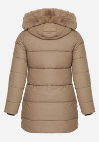 Born2be - Brązowa Taliowana Kurtka z Pikowanymi Przeszyciami i Kapturem z Futrem Avileria. Okazja: na spacer, na co dzień. Kolekcja: plus size. Kolor: brązowy. Materiał: futro. Styl: casual #3