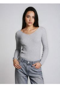 Sinsay - Prążkowany sweter z dekoltem V - szary. Kolor: szary. Materiał: prążkowany #1