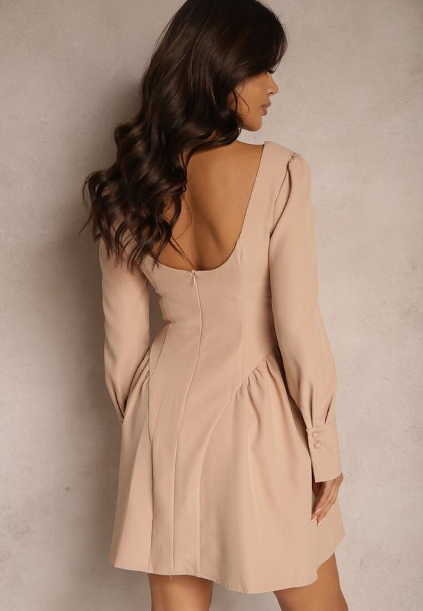 Renee - Beżowa Krótka Sukienka z Kwadratowym Dekoltem o Rozkloszowanym Fasonie Enadis. Okazja: na co dzień, na imprezę. Typ kołnierza: dekolt kwadratowy. Kolor: beżowy. Długość rękawa: długi rękaw. Typ sukienki: rozkloszowane. Styl: casual, elegancki. Długość: mini