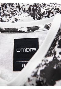 Ombre Clothing - Męska wzorzysta bawełniana koszulka z krótkim rękawem – biało-czarna V2. Okazja: na co dzień. Kolor: biały. Materiał: bawełna. Długość rękawa: krótki rękaw. Długość: krótkie. Wzór: nadruk. Styl: klasyczny, casual #4