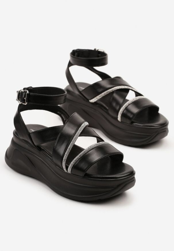 Renee - Czarne Sandały na Tłoczonej Platformie z Przeplatanymi Paskami z Cyrkoniami Sorellise. Okazja: na co dzień, na spotkanie biznesowe, do pracy. Zapięcie: pasek. Kolor: czarny. Sezon: wiosna, lato. Obcas: na platformie. Styl: biznesowy, casual, elegancki
