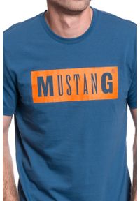 Mustang - MUSTANG TSHIRT Alex C LOGO Tee ENSIGN BLUE 1009738 5229. Okazja: na co dzień, na imprezę. Materiał: bawełna, jeans, tkanina, materiał. Długość rękawa: krótki rękaw. Długość: krótkie. Wzór: nadruk. Styl: klasyczny, casual #6