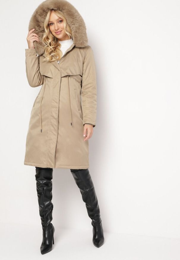 Born2be - Beżowa Kurtka za Kolano ze Ściągaczem i Kapturem z Futerkiem Adoresa. Kolor: beżowy. Materiał: futro