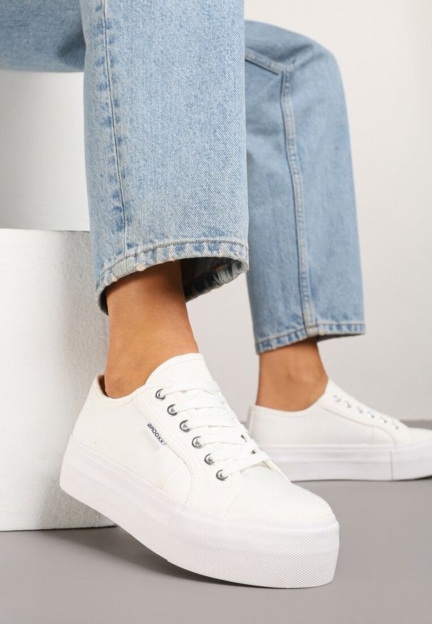 Born2be - Białe Klasyczne Trampki na Grubej Podeszwie Maireli. Okazja: na co dzień. Kolor: biały. Materiał: jeans. Styl: klasyczny