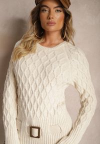 Renee - Beżowy Sweter w Delikatny Splot z Ozdobną Klamrą i Paskiem na Dole Rievea. Okazja: do pracy. Kolor: beżowy. Materiał: jeans. Długość rękawa: długi rękaw. Długość: długie. Wzór: ze splotem. Styl: elegancki #4