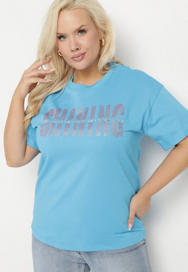 Born2be - Niebieski T-shirt z Bawełny z Cyrkoniowym Napisem Hirtebia. Okazja: na co dzień. Kolor: niebieski. Materiał: bawełna. Wzór: napisy. Styl: casual
