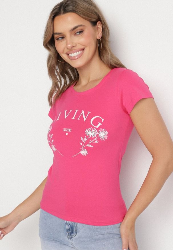 Born2be - Fuksjowy Bawełniany T-shirt z Napisem Living i Nadrukiem Commea. Okazja: na co dzień. Kolor: różowy. Materiał: bawełna. Wzór: nadruk, napisy. Styl: casual, elegancki