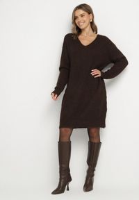 Born2be - Brązowa Dzianinowa Sukienka z Domieszką Wełny o Pudełkowym Kroju Esmerea. Okazja: na co dzień. Typ kołnierza: dekolt w kształcie V. Kolekcja: plus size. Kolor: brązowy. Materiał: dzianina, wełna. Długość rękawa: długi rękaw. Typ sukienki: dla puszystych. Styl: casual, klasyczny #1
