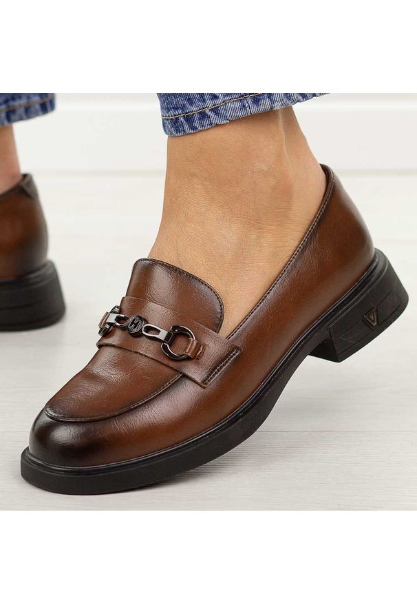 Brązowe skórzane półbuty damskie Vinceza 39991. Okazja: na co dzień, na spotkanie biznesowe. Zapięcie: bez zapięcia. Kolor: brązowy. Szerokość cholewki: normalna. Materiał: skóra. Sezon: wiosna, jesień. Obcas: na obcasie. Styl: casual, biznesowy, elegancki, klasyczny. Wysokość obcasa: niski