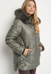 Born2be - Zielona Pikowana Kurtka z Kapturem z Futerkiem Azilma. Okazja: na co dzień, na spacer. Typ kołnierza: kaptur. Kolekcja: plus size. Kolor: zielony. Materiał: futro. Wzór: aplikacja. Styl: klasyczny, casual #4