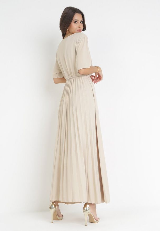 Born2be - Beżowa Sukienka Plisowana Maxi z Wiązanym Paskiem Dianiza. Kolor: beżowy. Materiał: materiał. Długość: maxi