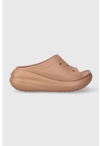Crocs klapki Classic Crush Slide damskie kolor brązowy na platformie 208731. Kolor: brązowy. Materiał: materiał. Obcas: na platformie #1