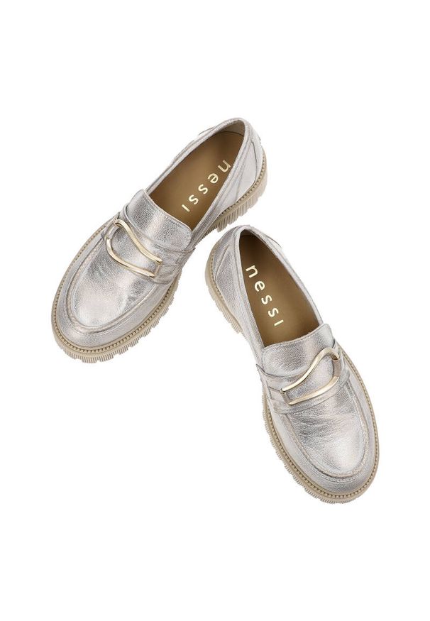 Złote Półbuty Nessi Eleganckie Obuwie Damskie. Okazja: na co dzień, na spotkanie biznesowe, do pracy. Zapięcie: klamry. Kolor: złoty. Materiał: skóra. Styl: elegancki