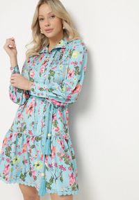 Born2be - Niebieska Koszulowa Sukienka ze Stójką i Falbanką Madalyn. Typ kołnierza: kołnierzyk stójkowy. Kolor: niebieski. Materiał: koronka. Typ sukienki: koszulowe #7