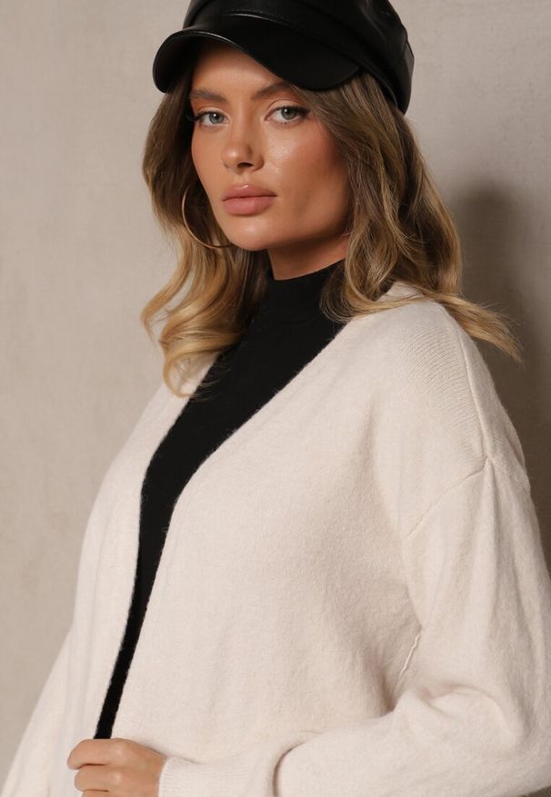 Renee - Jasnobeżowy Niezapinany Casualowy Kardigan z Wełną o Długim Kroju Zozita. Okazja: na co dzień. Kolor: beżowy. Materiał: wełna. Długość: długie. Styl: casual