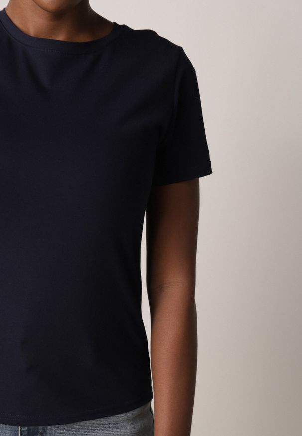 Born2be - Granatowy Bawełniany T-shirt w Klasycznym Stylu Nedila. Kolor: niebieski. Materiał: bawełna. Długość: długie. Styl: klasyczny