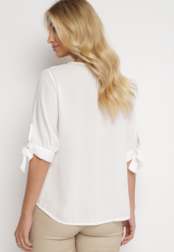 Born2be - Biała Bluzka z Rękawem 3/4 i Wiązaniami Arolna. Kolor: biały. Materiał: jeans. Styl: elegancki