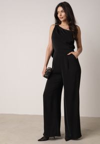 Born2be - Czarny Elegancki Kombinezon o Asymetrycznym Kroju na Jedno Ramię z Klamrą Azerarax. Kolor: czarny. Materiał: materiał. Długość rękawa: na ramiączkach. Styl: elegancki #3
